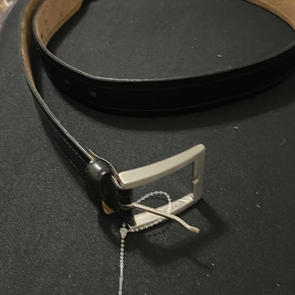 BANANA REPUBLIC BLACK LEATHER BELT WITH SICER BUCKLE GOOD CONDITION Measures 39”